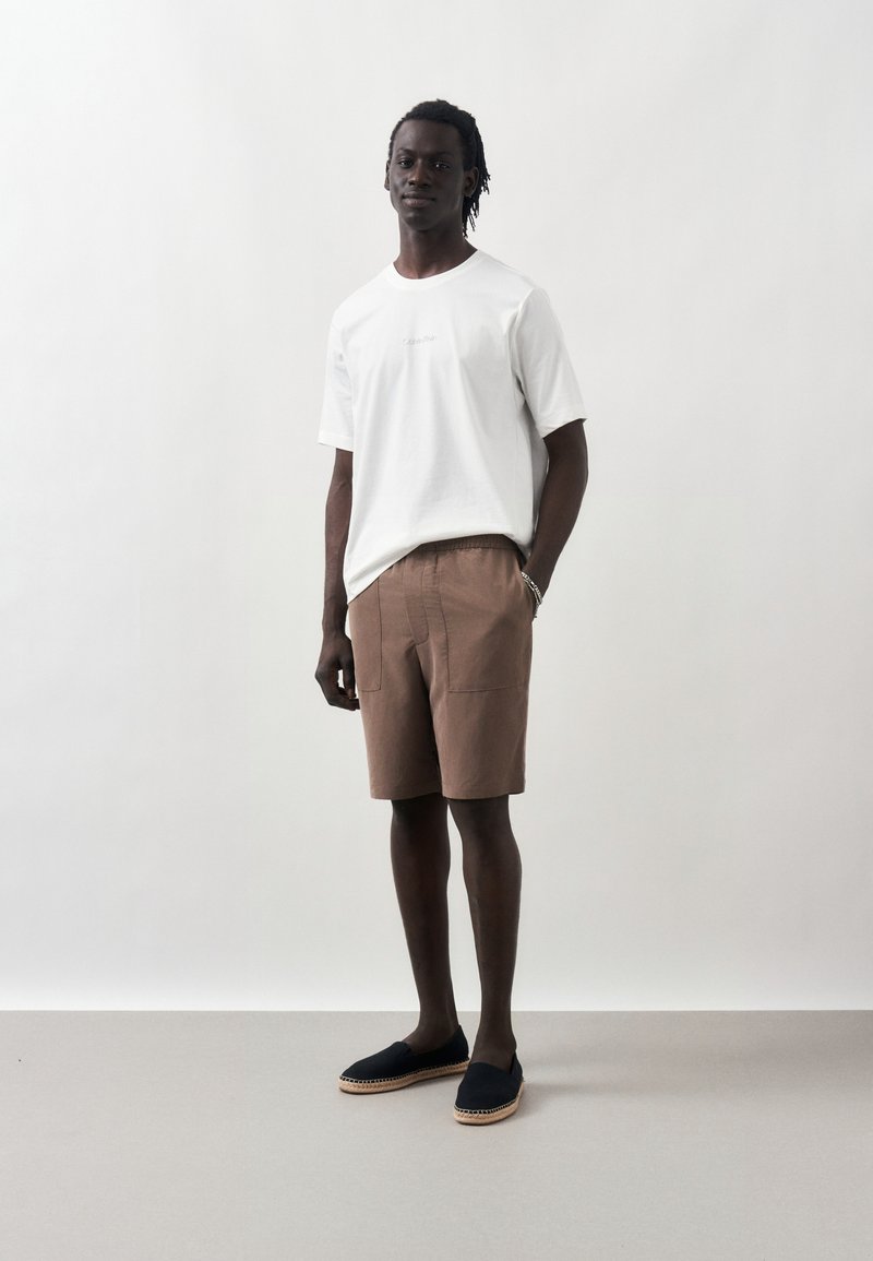 Calvin Klein PULL ON TAILORED BOTTOMS - Šortky - warm oak