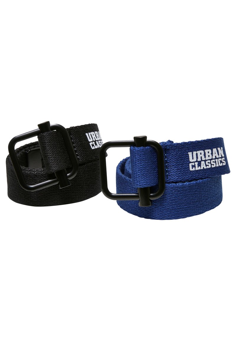 Dva tekstilna pasova v črni in modri barvi z pravokotno črno sponko. Na obeh pasovih je v beli barvi prikazan logotip "Urban Classics".