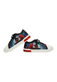 Παιδικά sneakers χαμηλού ύψους με μαύρο, κόκκινο και λευκό σχέδιο Spider-Man, που απεικονίζει τον Spider-Man στις κλασικές και μαύρες στολές στις πλευρές.