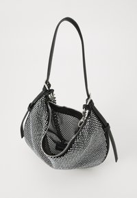 Sac d'épaule noir avec des strass argentés, ouverture zippée en haut et une seule bandoulière incurvée.