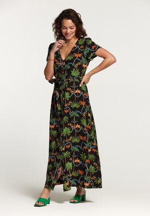 Maxikleid aus schwarzem Stoff mit bunten floralen und Blattmustern in Orange, Grün und Blau, einem tiefen V-Ausschnitt und einem Bindegürtel.