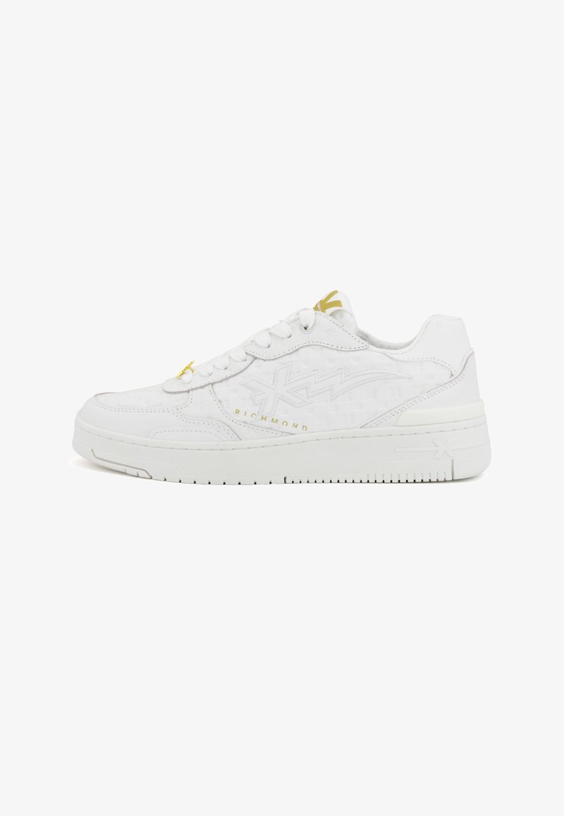 Sneaker bianco con tomaia in pelle liscia e dettagli in rilievo, punta rotonda e accenti dorati sui lacci e sul logo laterale.