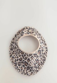 Leopardikuosisuoja, jossa on beige kangas mustilla ja ruskeilla laikkuilla, frillireunus reunoilla ja soikea kaula-aukko.