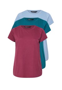 Tre t-tröjor med rund hals: en mörkröd, en teal, en ljusblå. Korta ärmar, mjukt tyg, enkel design och slät textur.