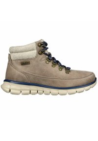 Botas de senderismo marrones con acabado de ante y cuello de lana. Equipadas con cordones azules y ojales metálicos dorados sobre una suela blanca flexible.