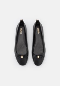 Zwarte leren ballerina's met een vierkante neus, gouden accenten en een strikdetail. Soepele textuur met een gewatteerde binnenzool.