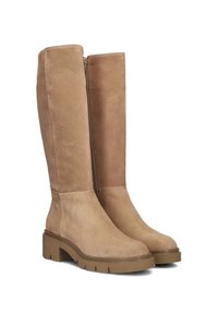 Kniehoge tan suède laarzen met platte rubberen zolen, zijkleursluiting en een naadloze bovenkant. Zachte textuur met een matte afwerking.