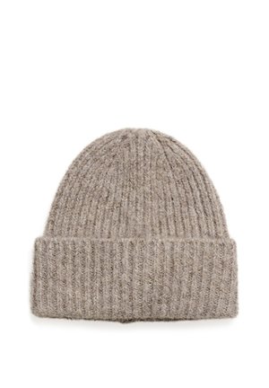 Gorro beige suave de punto con puño doblado, mostrado plano sobre un fondo blanco.