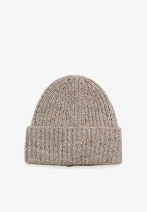 Gorro beige suave de punto con puño doblado, mostrado plano sobre un fondo blanco.
