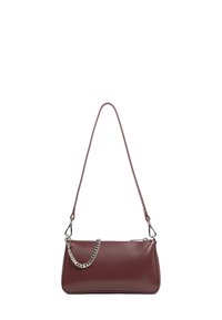 Borsa a spalla in pelle bordeaux con dettaglio a catena e tracolla regolabile. Presenta una texture liscia e una forma rettangolare. Chiusura con zip.