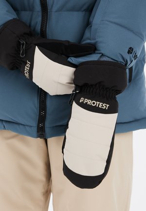 Zwarte en lichtbeige geïsoleerde handschoenen met elastische manchetten. Bevat het "PROTEST"-logo op de pols. Draagt met een blauwe jas.