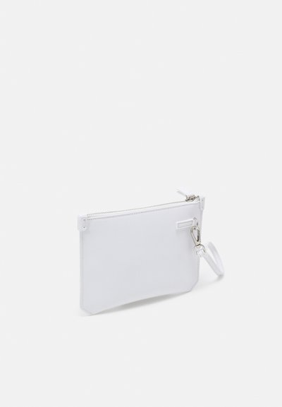 Funda de cuero blanco con cierre de cremallera, que presenta un acento de hardware metálico plateado y un bucle lateral para sujeción o transporte.
