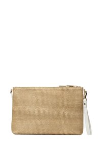 Pochette en paille tissée beige avec une forme rectangulaire plate. Elle est dotée d'une sangle en cuir blanc pour le poignet et d'une fermeture éclair dorée.