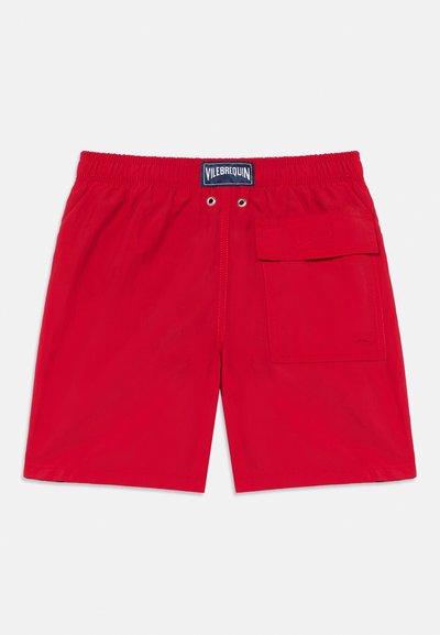 Piros fürdőnadrág elasztikus derékpánttal, két oldalzsebbel, egy hátsó zsebbel és Vilebrequin logóval a derékpánton. Sima tapintású anyag.