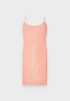 Robe nuisette de couleur pêche en tissu pailleté, dotée de fines bretelles réglables et d'une silhouette ajustée. Texture lisse, longueur genoux.