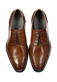 Bruine leren veterschoenen met een gladde afwerking, ronde neus en zwarte zool met subtiele stikdetails op het bovenwerk.