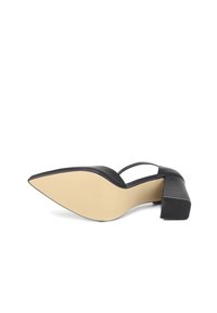 Scarpa nera in pelle con tacco alto e punta appuntita. Presenta un tacco spesso e una sottile cinturino. Texture liscia e suola di colore chiaro.