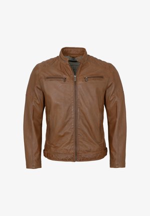 Braune Leder-Bikerjacke mit gesteppten Schulterdetails, Front-Reißverschluss, zwei Brust-Reißverschlusstaschen und seitlichen Reißverschlusstaschen, vor weißem Hintergrund.