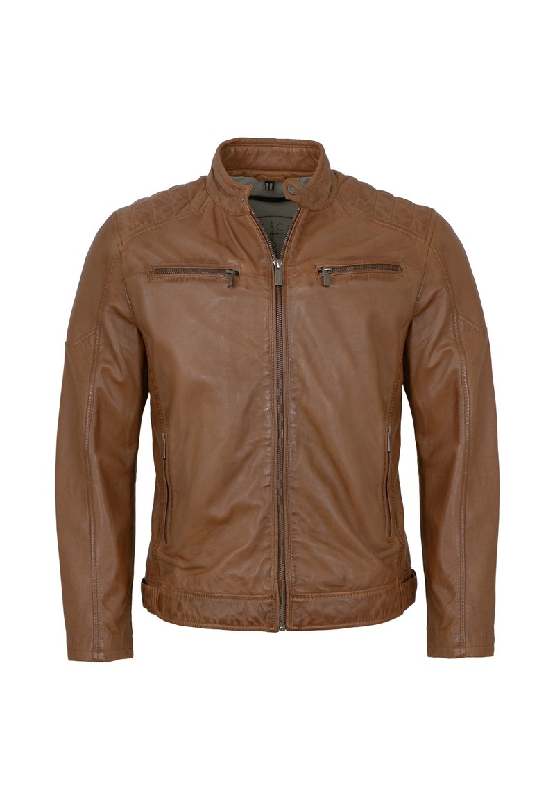 Braune Leder-Bikerjacke mit gesteppten Schulterdetails, Front-Reißverschluss, zwei Brust-Reißverschlusstaschen und seitlichen Reißverschlusstaschen, vor weißem Hintergrund.