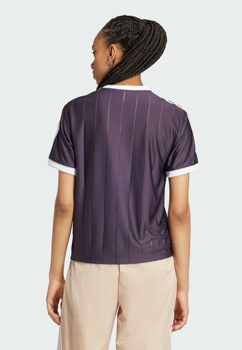 Lilla atletisk skjorte med lodrette striber, korte ærmer og en hvid krave. Fremstillet af glat stof, med en afslappet pasform og minimal detaljering.