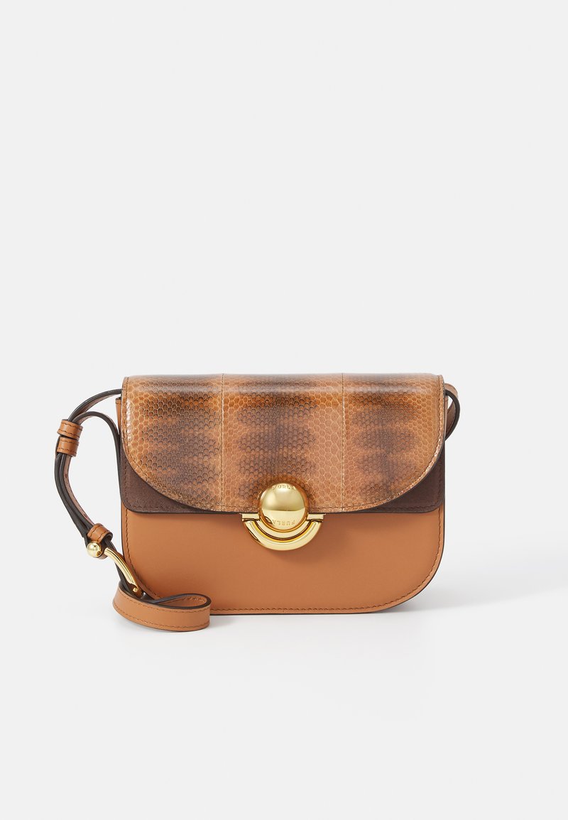 Borsa a mano in pelle color testa di moro con una patta in stampa rettile oro e marrone, accessori in oro rotondo e tracolla removibile. Presenta sezioni lisce ed embossate.