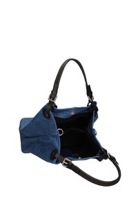 Borsa a tote intrecciata blu con una superficie texture. Ha manici in pelle nera e parte superiore aperta che rivela un interno nero. Accenti metallici visibili.
