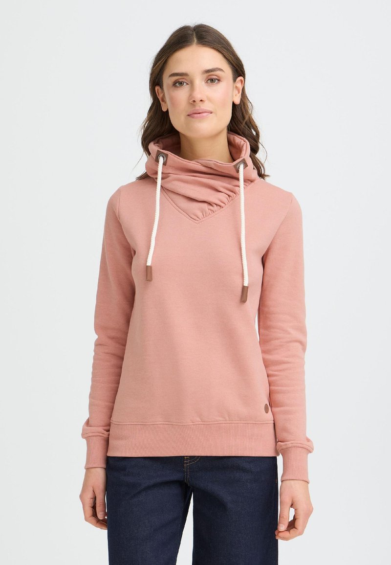 Sudadera con capucha de color rosa claro con cuello tipo pañuelo y cordón ajustable, que presenta una costura en forma de V en el pecho y puños y dobladillo acanalados.