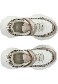 Baskets blanches avec des accents métalliques rose gold, détails à imprimé zèbre, tige texturée, bout rond et semelle rembourrée. Sangle Velcro pour la fermeture.