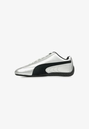 Sneaker sintetico e in camoscio argento con accenti neri, caratterizzata da un design elegante, punta arrotondata e chiusura con lacci. Suola in gomma testurizzata.