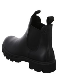 Bottine Chelsea en cuir noir avec des panneaux élastiques sur les côtés, un bout arrondi et une semelle en caoutchouc texturée dotée de crampons proéminents pour une meilleure adhérence.