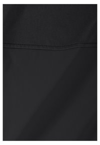 Zwarte stof met een gladde, licht gestructureerde oppervlakte. Bovenaan een horizontale naad. De algehele uitstraling is uniform en mat.