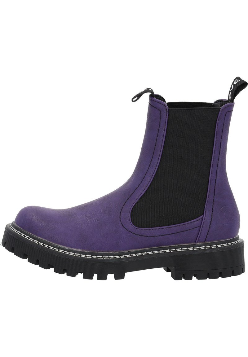 Botín de tobillo de imitación de piel morado con paneles laterales elásticos negros, una superficie texturizada, suela de goma negra gruesa y detalles en costura blanca.