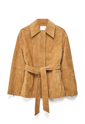 Kārdinātas zamšādas žakete ar platu apkakli, gariem piedurknēm, priekšējo jostu un divām sānu kabatām, attēlota uz baltas virsmas.