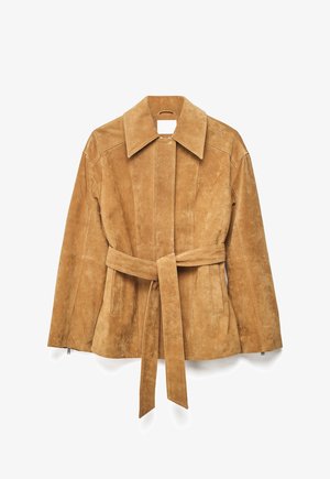 Takšna semiš jakna rjave barve s širokim ovratnikom, dolgimi rokavi, sprednjim pasom in dvema stranskima žepoma, položena na ravno belo površino.