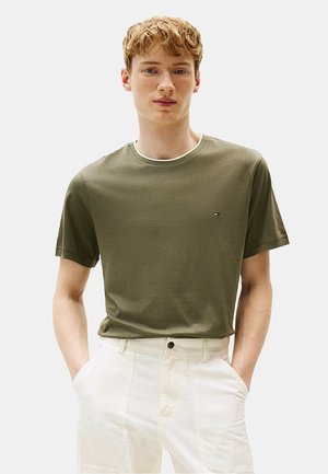 T-shirt verde oliva a maniche corte con colletto bianco a contrasto. Presenta un piccolo logo sul petto. Texture in cotone liscia.