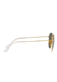 Occhiali da sole aviator dorati con lenti verdi, dotati di sottili braccia regolabili e accenti bianchi. Montatura lucida con design minimalista.