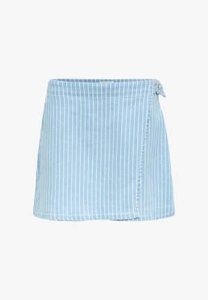 Mini-jupe portefeuille bleu clair à rayures blanches verticales avec une fermeture à boucle latérale.