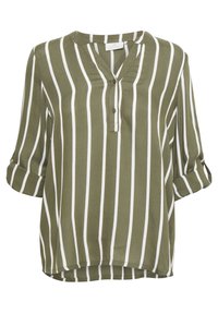 Blouse vert olive à rayures blanches verticales, manches trois-quarts retroussées et col en V avec deux boutons.