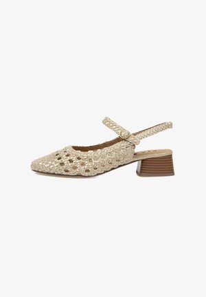 Zapato slingback tejido beige con punta afilada, correa ajustable y tacón bajo apilado.