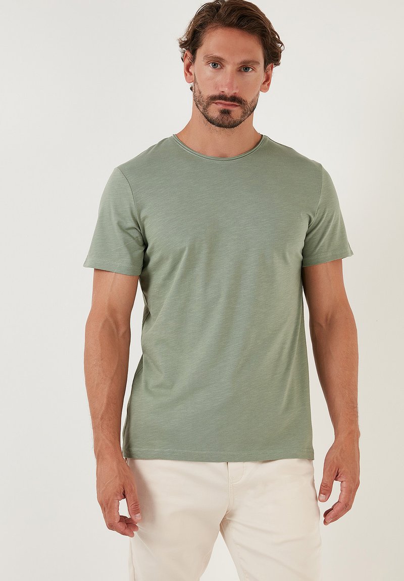 Buratti SLIM FIT - Tricou basic - emerald green