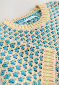 Unselected, blue neutral