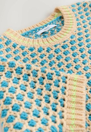 Pletený svetr s modro-bežovým diamantovým vzorem; má žebrovaný límec a neonově zelené akcenty podél švů.