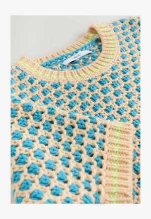 Strickpullover mit einem blauen und beigen Rautenmuster; verfügt über einen gerippten Kragen und neongrüne Akzente entlang der Nähte.