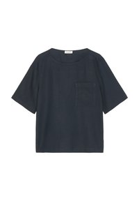 Námořnicky modrý lněný top s krátkými rukávy, kulatým výstřihem a jednou kapsou na prsou; mírně volný střih a hladká textura.