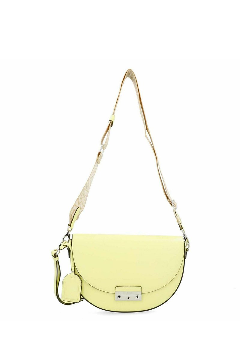 Borsa a spalla in pelle giallo limone con design curvo, accessori in argento e tracolla regolabile con fantasia. Dotata di etichetta per bagagli.