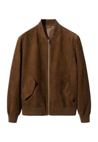 Chaqueta bomber de ante marrón con cierre frontal, puños y dobladillo acanalados, y dos bolsillos laterales inclinados. Textura suave, diseño sencillo.