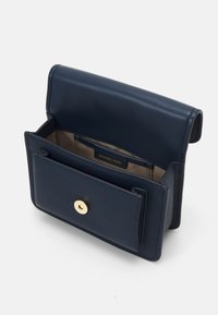 MICHAEL Michael Kors CLAIRE - Taška cez plece - navy