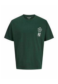 Σκούρο πράσινο κοντομάνικο T-shirt με λευκό άνθος κερασιάς και ιαπωνικό χαρακτήρα στην αριστερή περιοχή του στήθους.
