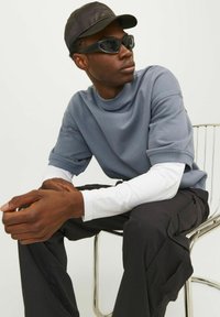 Jack & Jones MIT RUNDHALS - T-shirts basic - flint stone