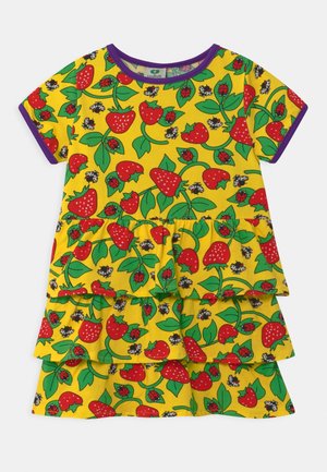 Robe en coton jaune avec des volants superposés, ornée d'un motif de fraises et de coccinelles. Finition violette autour de l'encolure et des manches.
